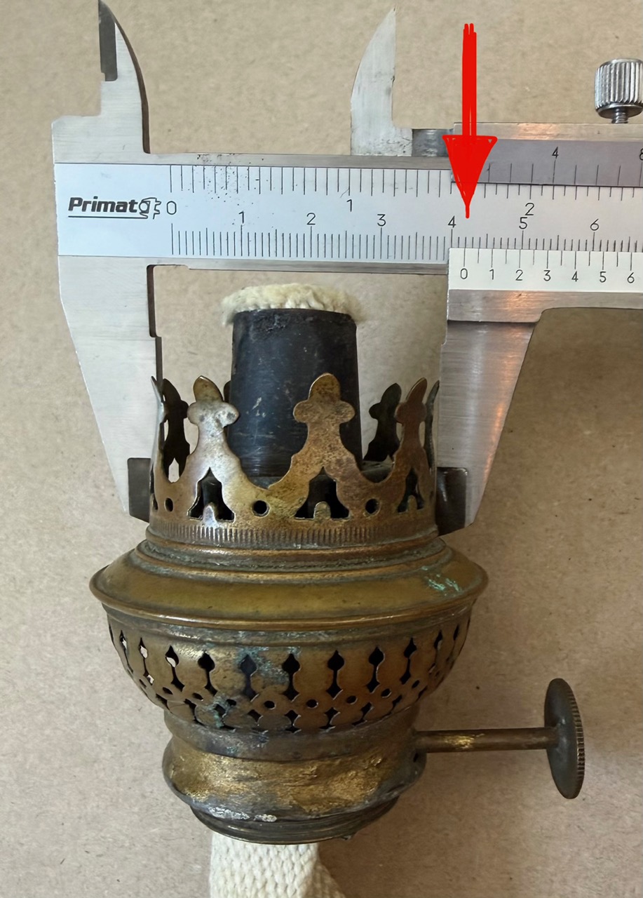 Hur du mäter rätt glasmått på en brännare till en fotogenlampa utvändigt