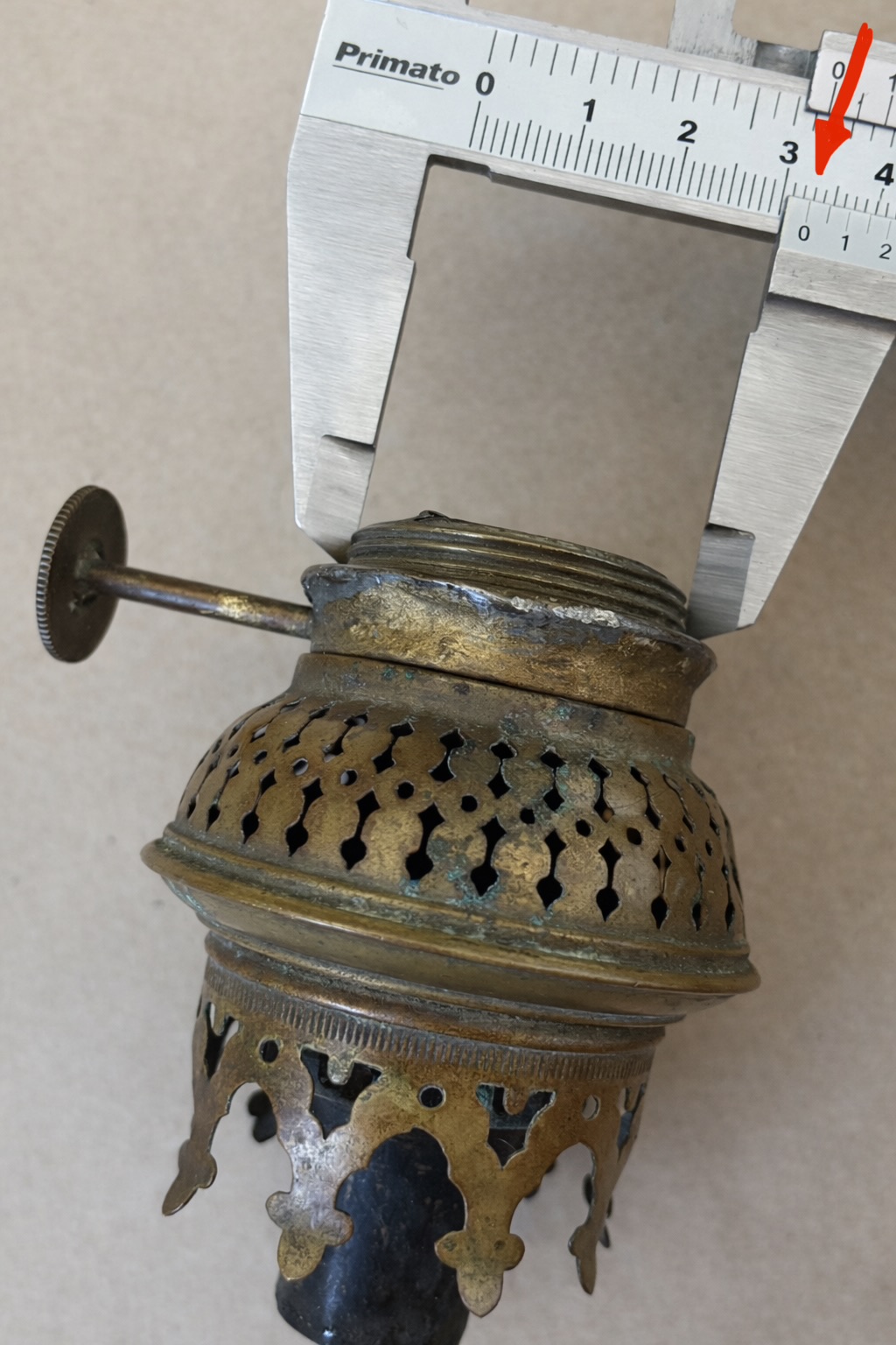 Hur du mäter fotogenlampans brännargänga i botten med skjutmått eller linjal