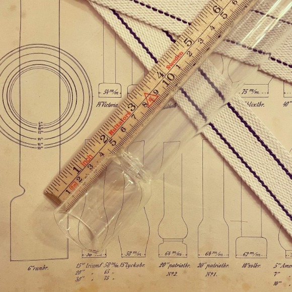 En enkel bild över hur man mäter glas och vekar till fotogenlampor och oljelampor