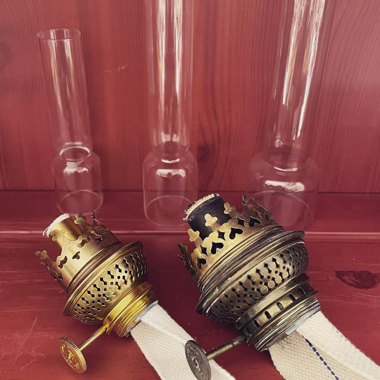 Kosmosbrännare till fotogenlampor med kosmosglas i bakgrunden