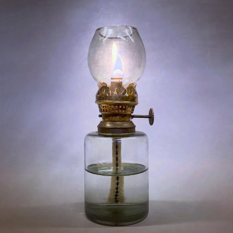 Fotogenlampa med delar i rökfärgat glas