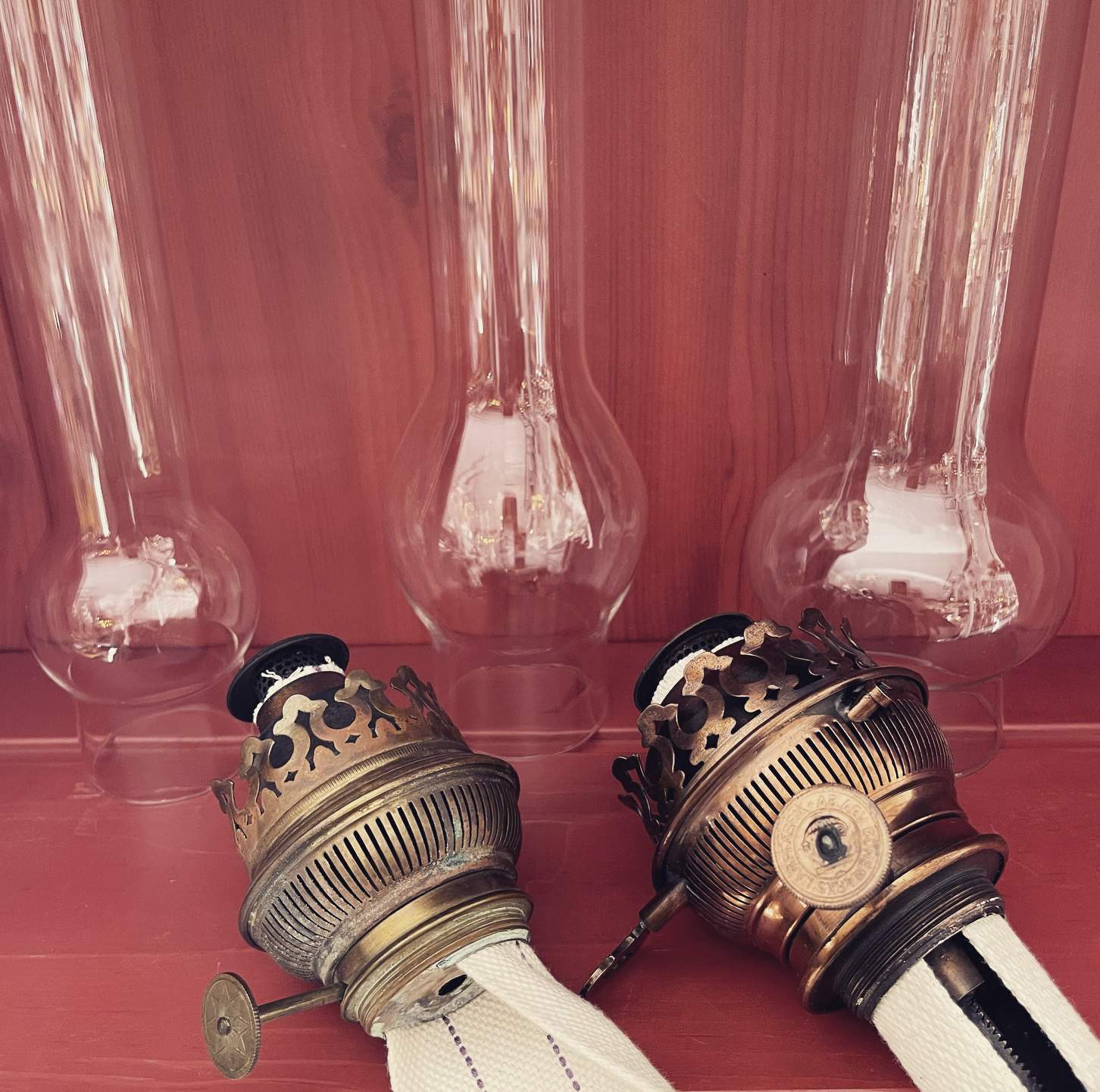 Matadorbrännare till fotogenlampor med matadorglas i bakgrunden