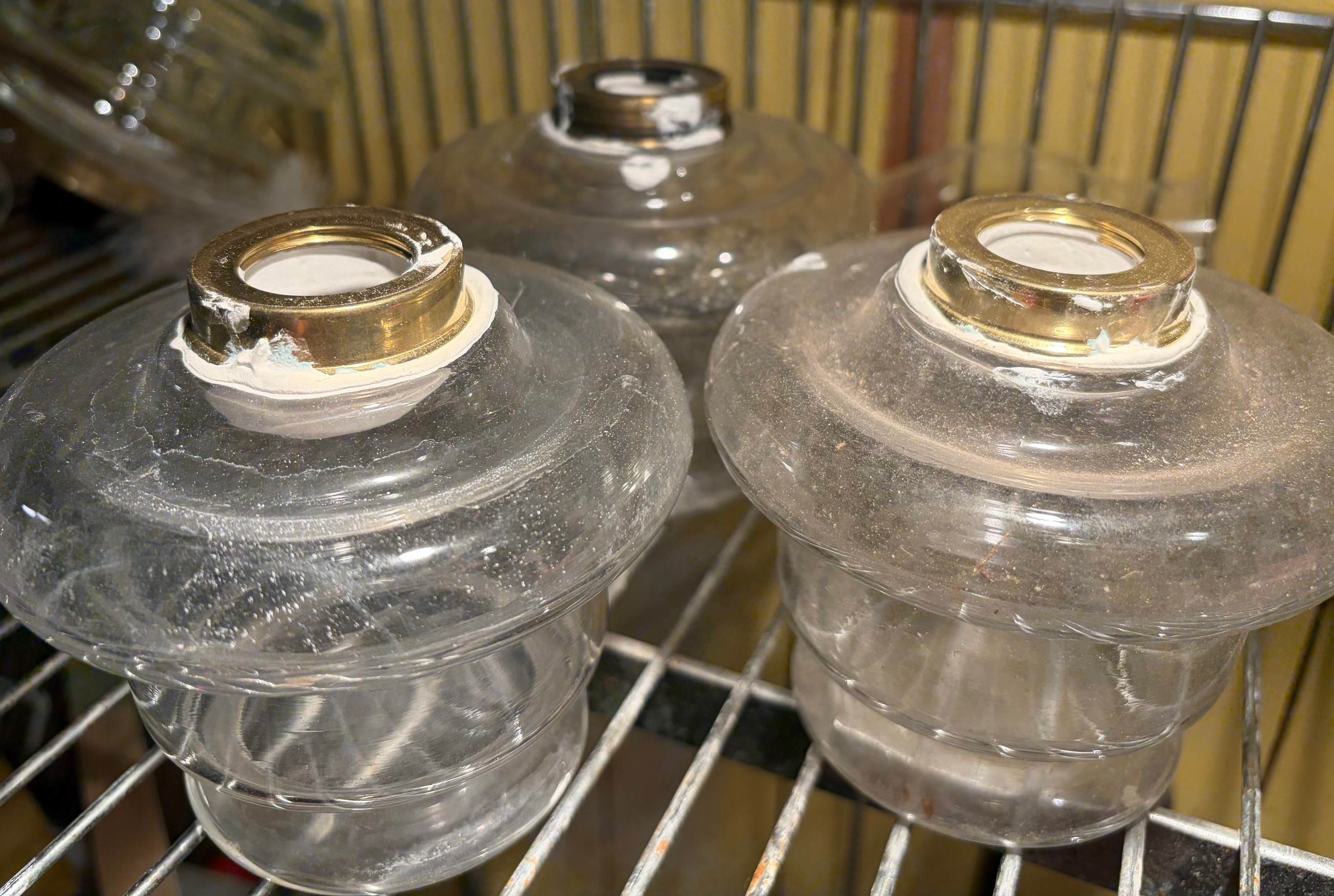 Nygipsade oljehus med oljehusringar i verkstaden