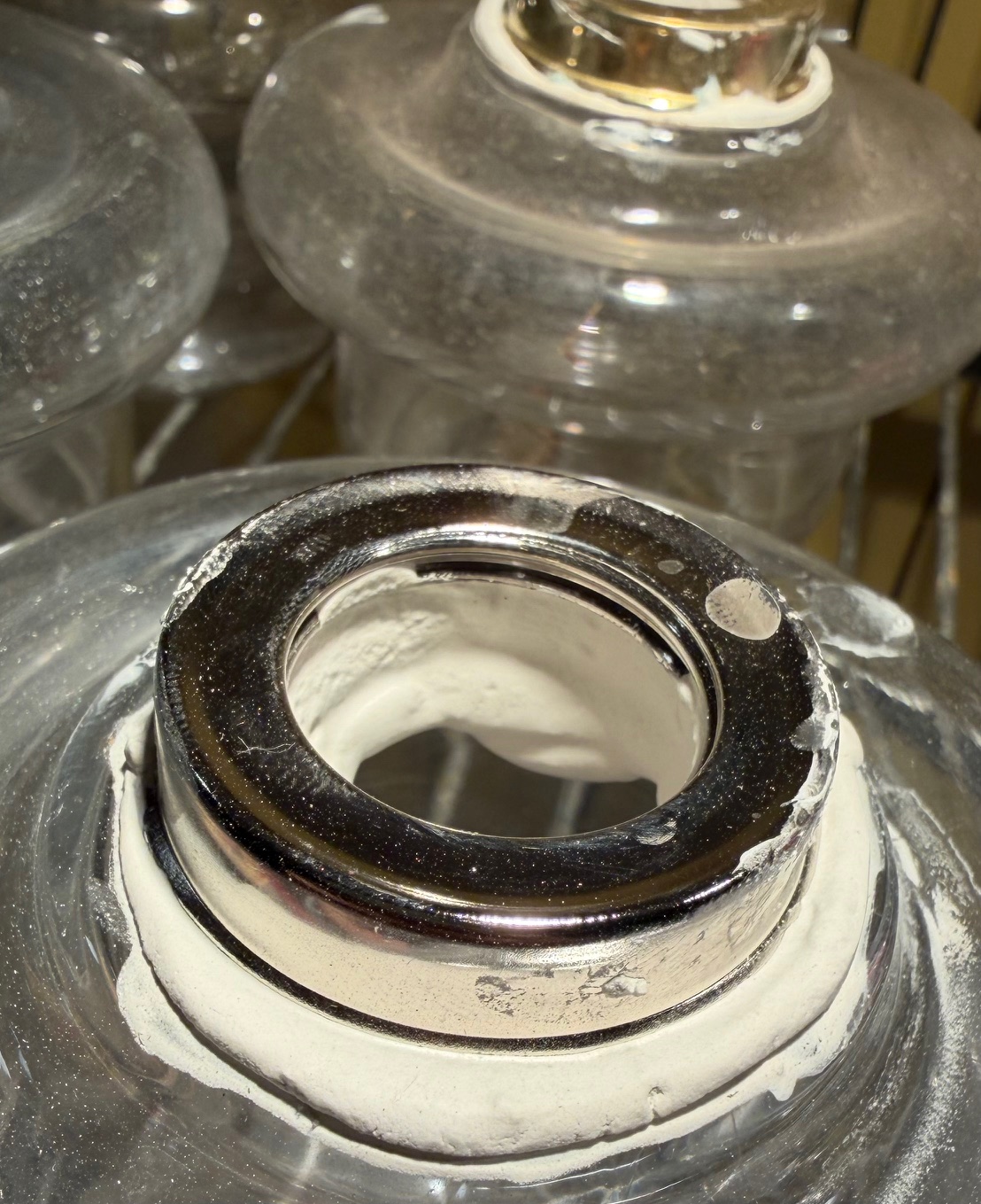 Nygipsat oljehus till fotogenlampa som torkar