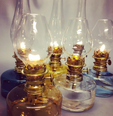 Små fotogenlampor med flatbrännare som lyser