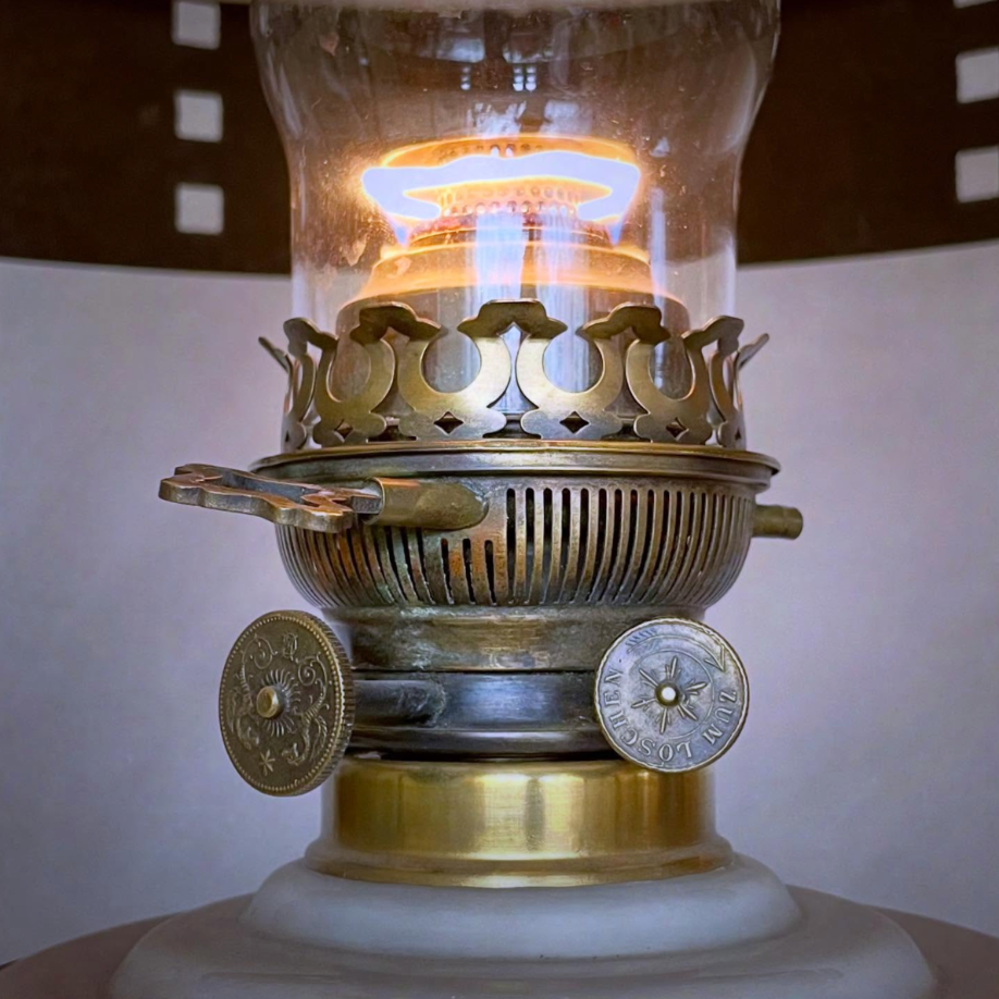 Brännare med vekhiss, släckspak och lyftnyckel som brinner fint med ny veke