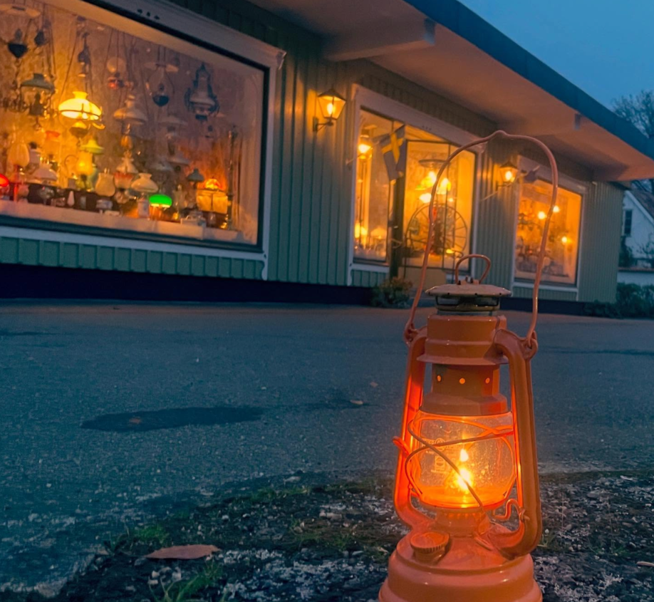 Stormlykta som brinner utomhus framför Lysande Seklers butik