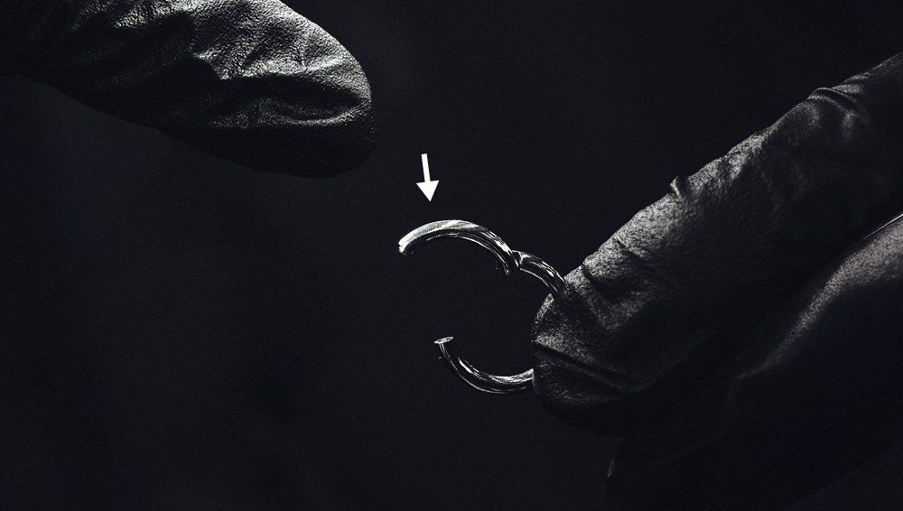 Tryck ner sprinten för att låsa ringen