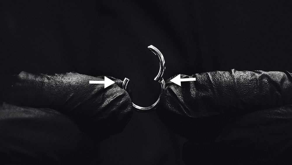 Justera en lös segmentring genom att trycka ihop sidorna försiktigt