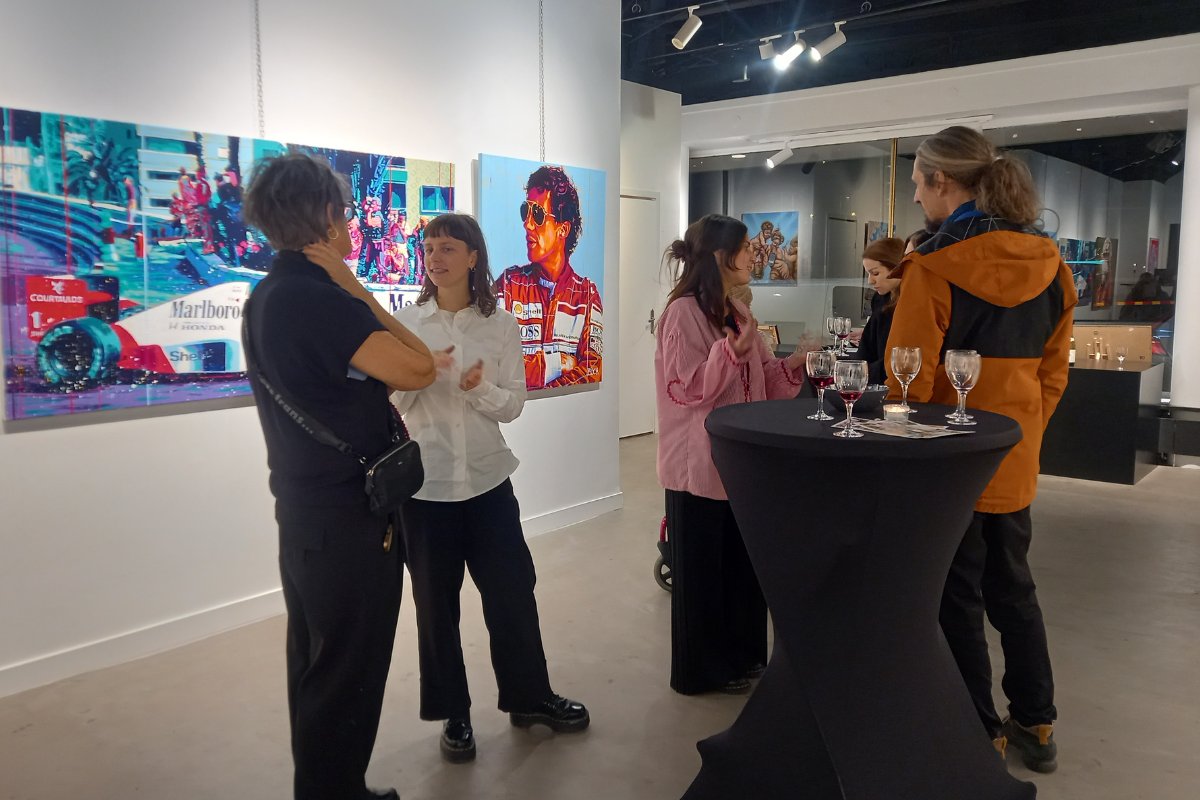 Besökare som tittar på konst i galleriet