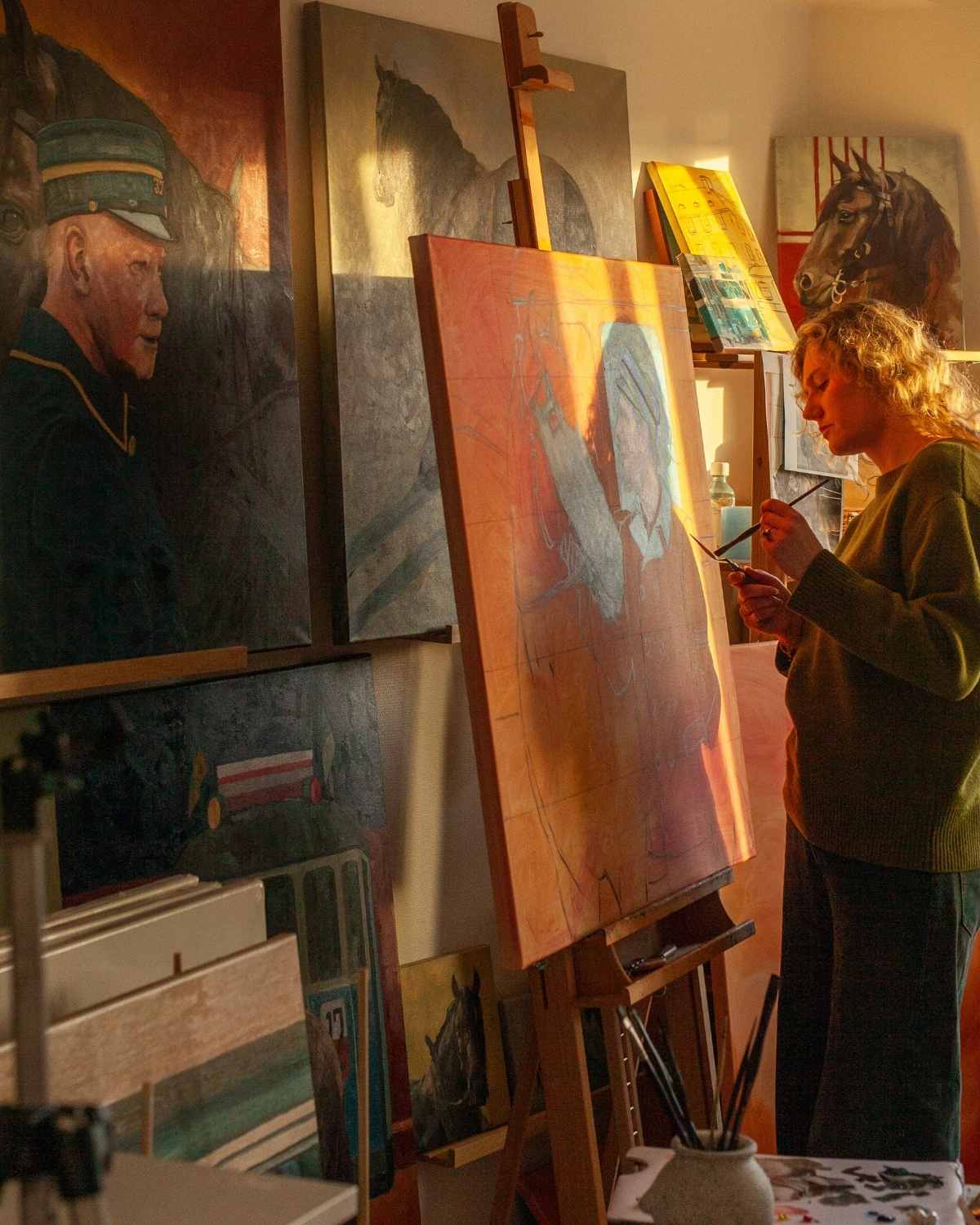 Elin Östberg i arbete i ateljén