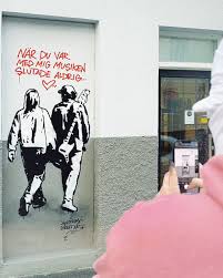 Mural av Hellstrom Street Art på byggnad