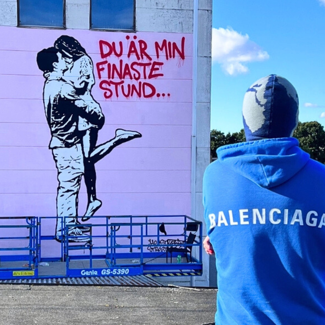 Hellstrom Street Art framför verket Du är min finaste stund