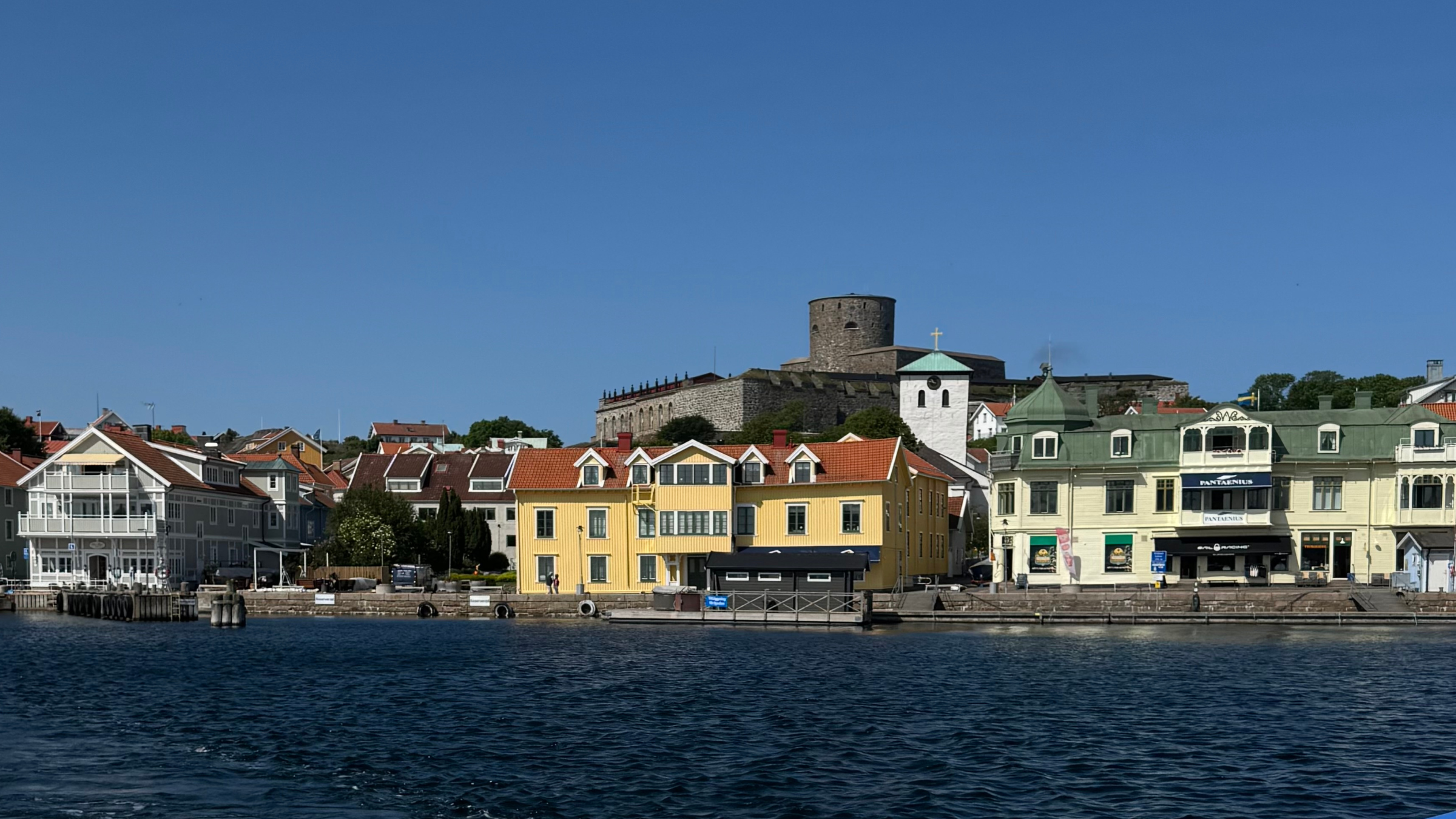 Vy över Marstrand med Carlstens fästning