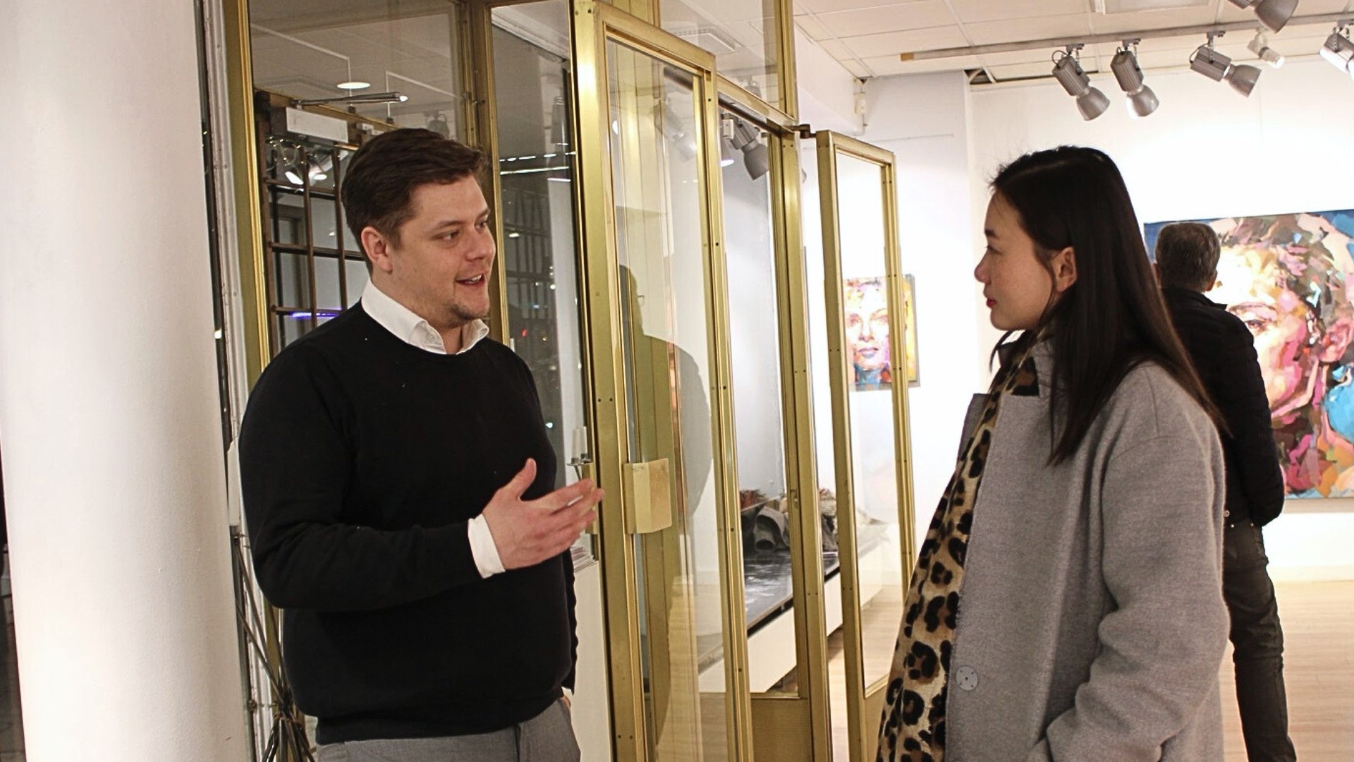 Gallerist ger personlig kunstrådgivning på Galleri Scandinavia