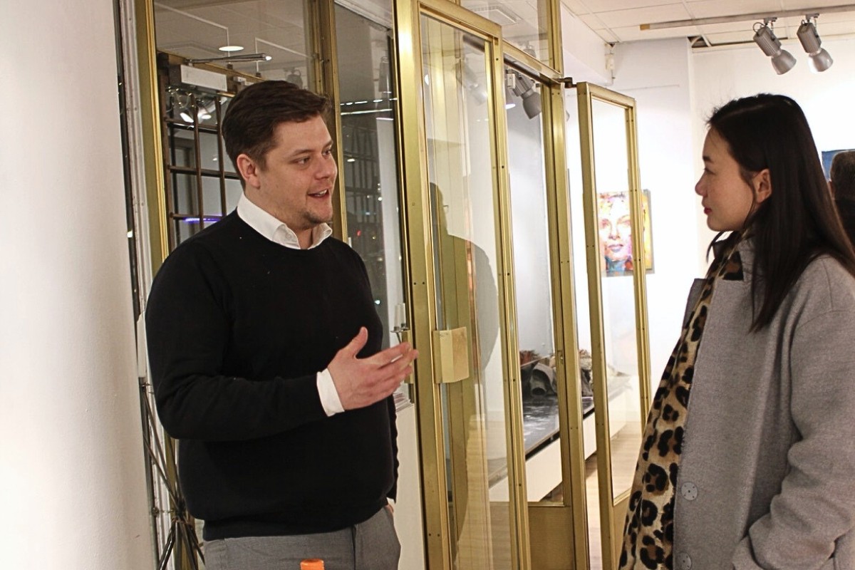 Gallerist ger personlig kunstrådgivning på Galleri Scandinavia