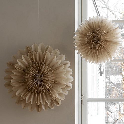 Vackra adventsstjärnor från Watt & Veke pryder decemberfönster