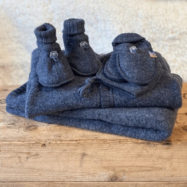 Mjuka barnaccessoarer i ull i en varm och ombonad miljö