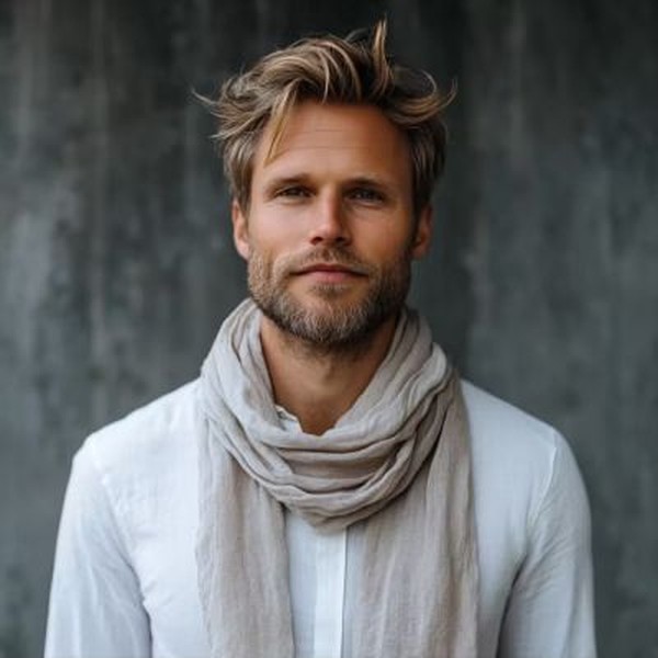 Man med ljus linnesjal i 100% linne över vit skjorta