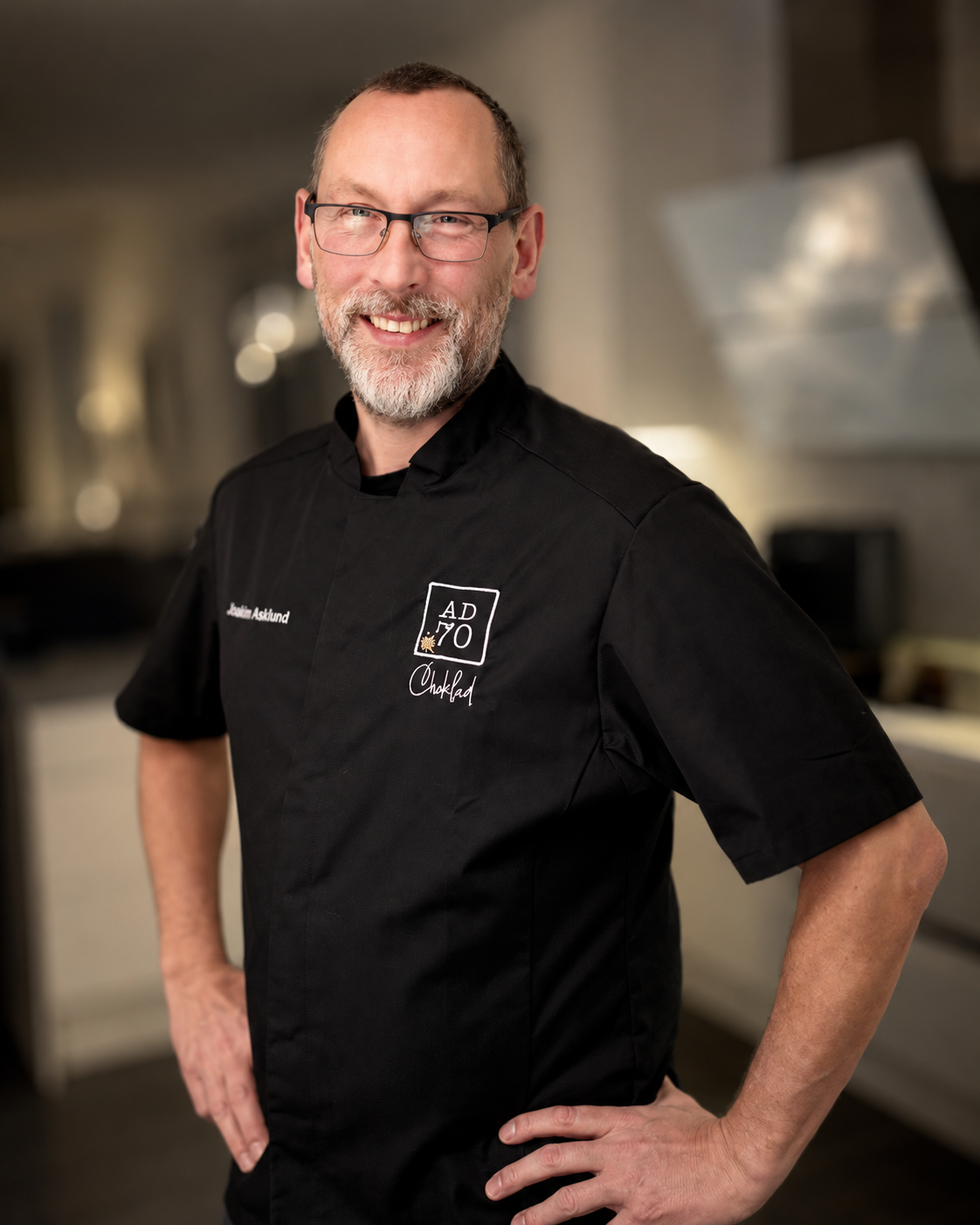 Joakim Asklund, pralinmakare på AD70 Choklad i Lödöse