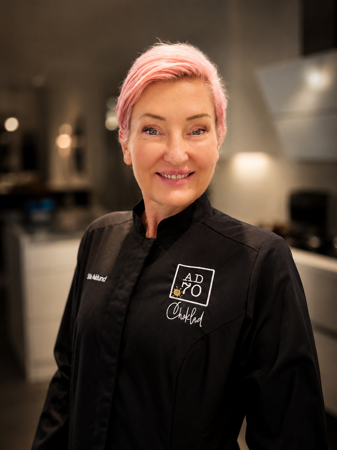 Sofia Asklund, grafisk designer och pralinmakare på AD70 Choklad i Lödöse