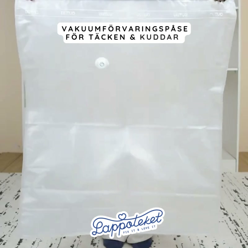 Kubformad vakuumpåse fylld med täcken och kuddar