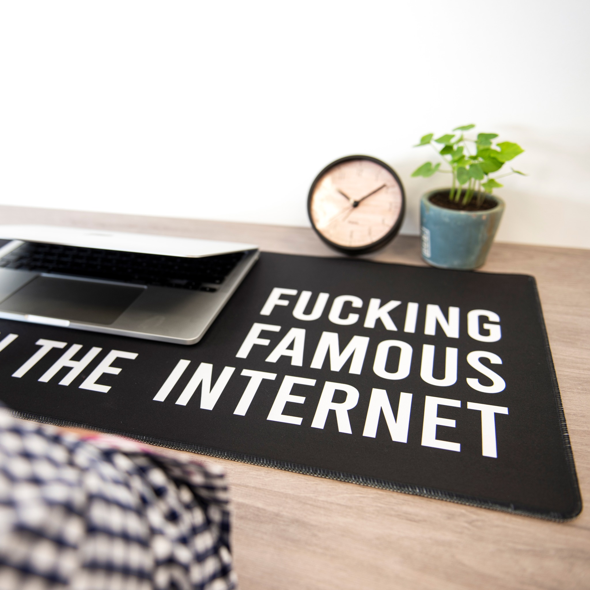 Fisura produkter med humor och attityd – roliga citat, färg och lekfull design.