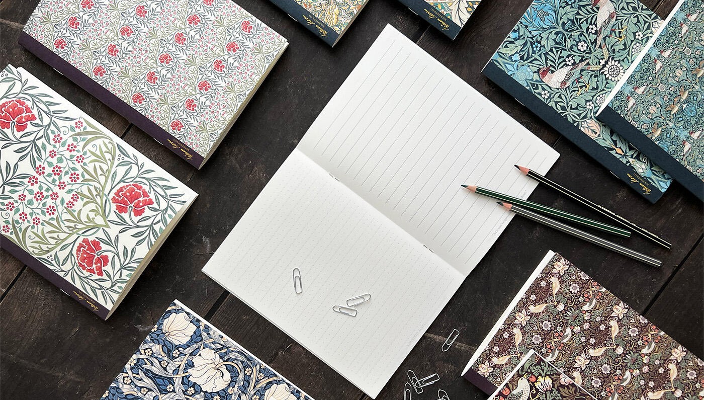 noga utvalda notebooks, pennor och skrivmaterial