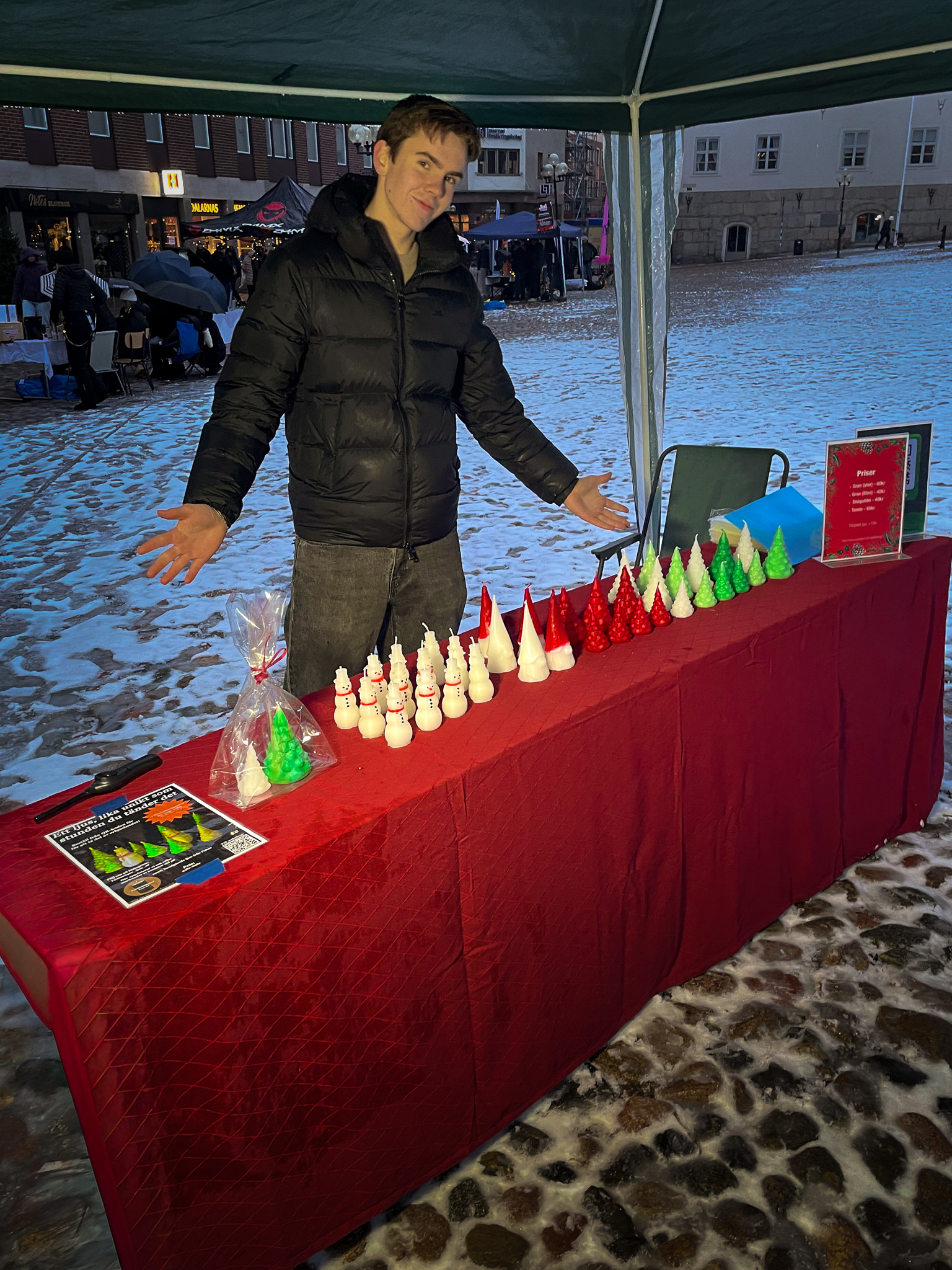 Vill du träffa oss i verkligheten eller känna och klämma på våra ljus innan du beställer? Då borde du besöka oss på våra julmarknader! På våran Instagram, länkad längst upp i högra hörnet på hemsidan, uppdaterar vi kontinuerligt om vilka marknader vi kommer stå på. Dessutom så delar vi ofta ut schyssta rabattkuponger till våra kunder på marknaderna . ; )