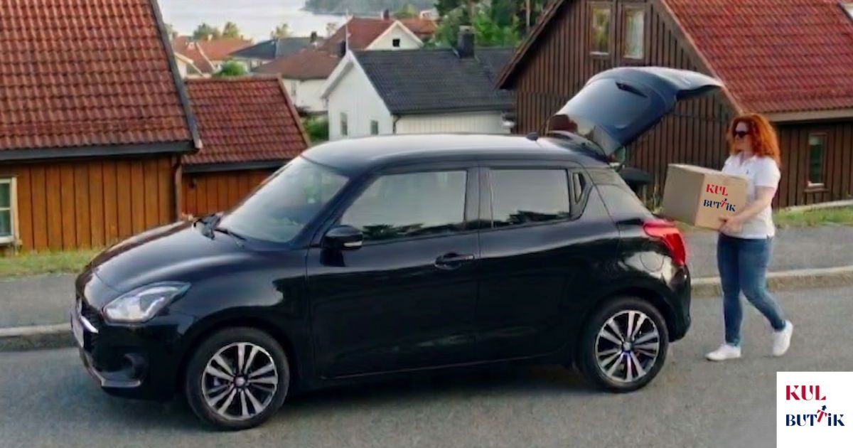 Et bud som bærer flere esker fra en hvit varebil med kulbuttik.no-logo foran et bolighus.