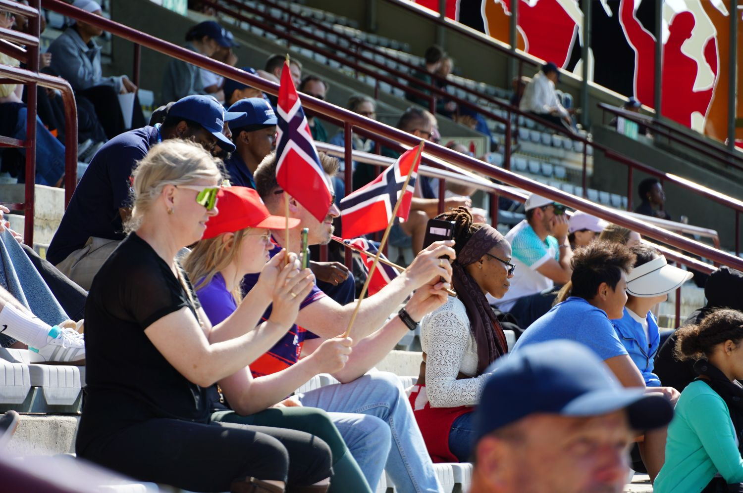 Norske supportere og flagg under &aring;pningsseremonien for student-VM i rugby