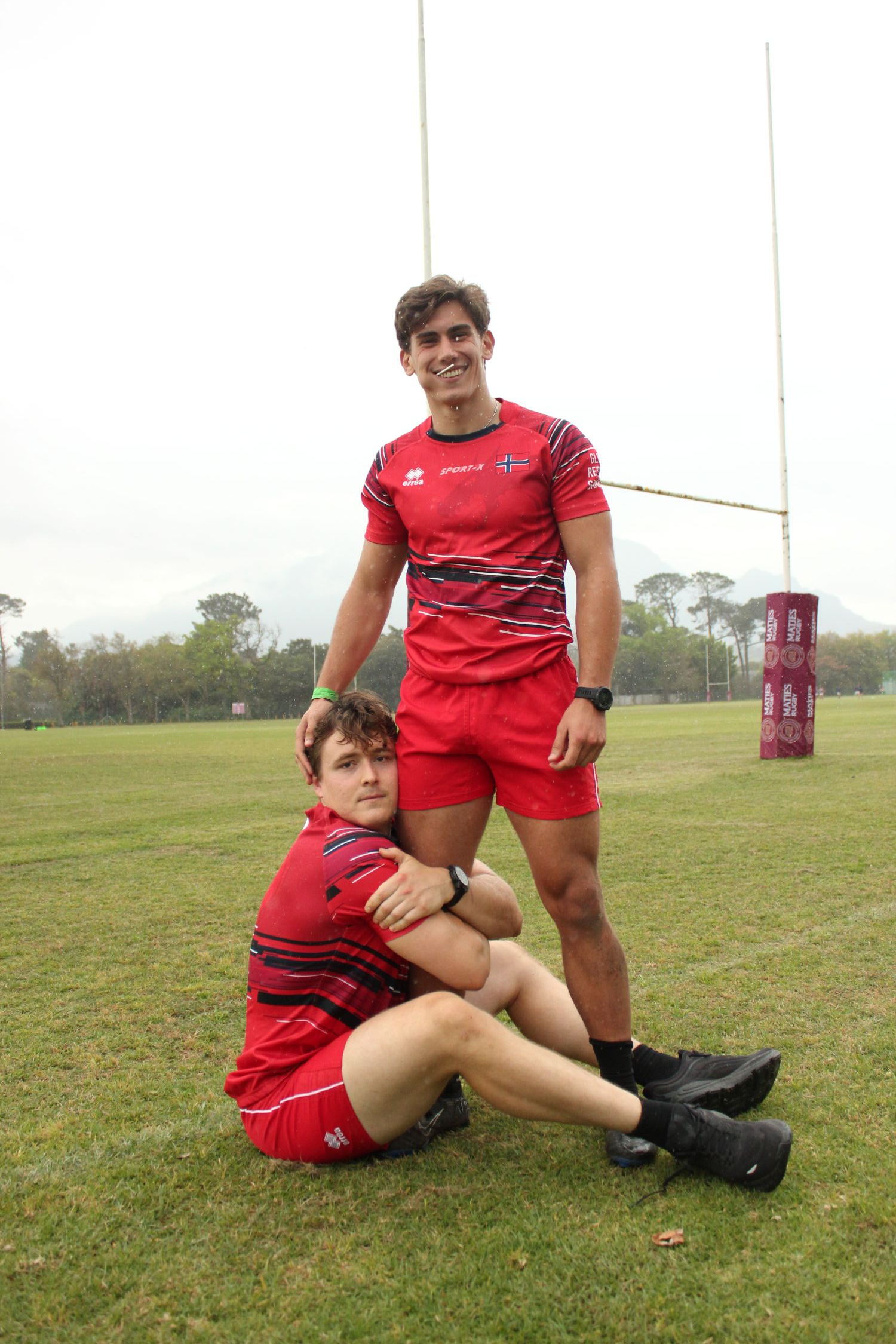De to stolte lagkapteinene for Norges studentlandslag i rugby