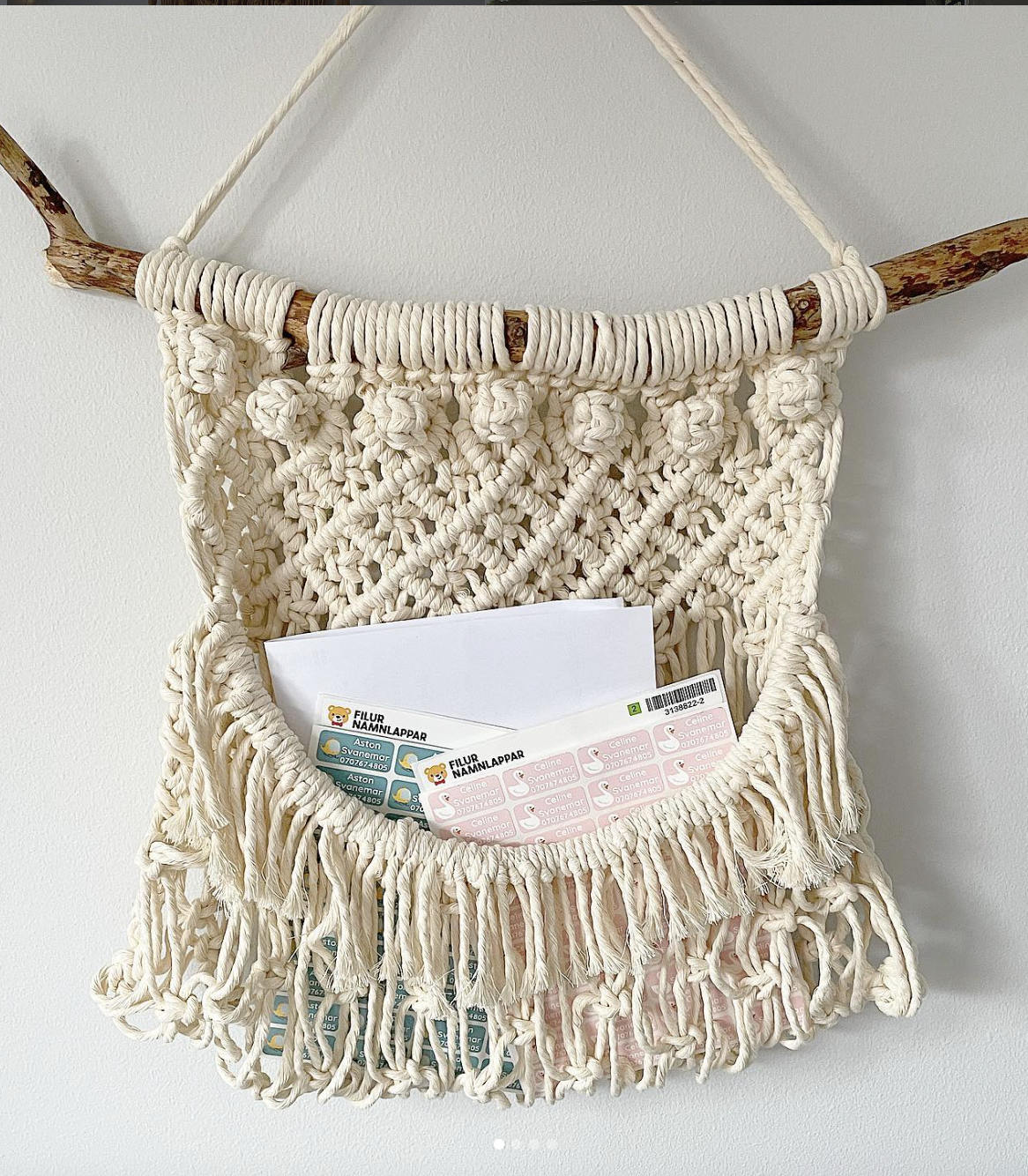 Brevkorg i makramé.