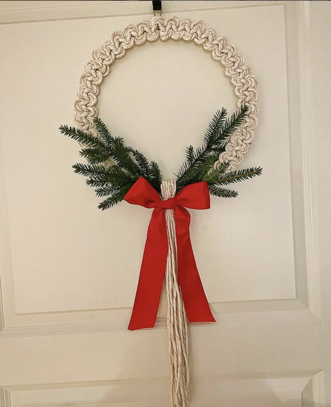 Julkrans i makramé till ytterdörr