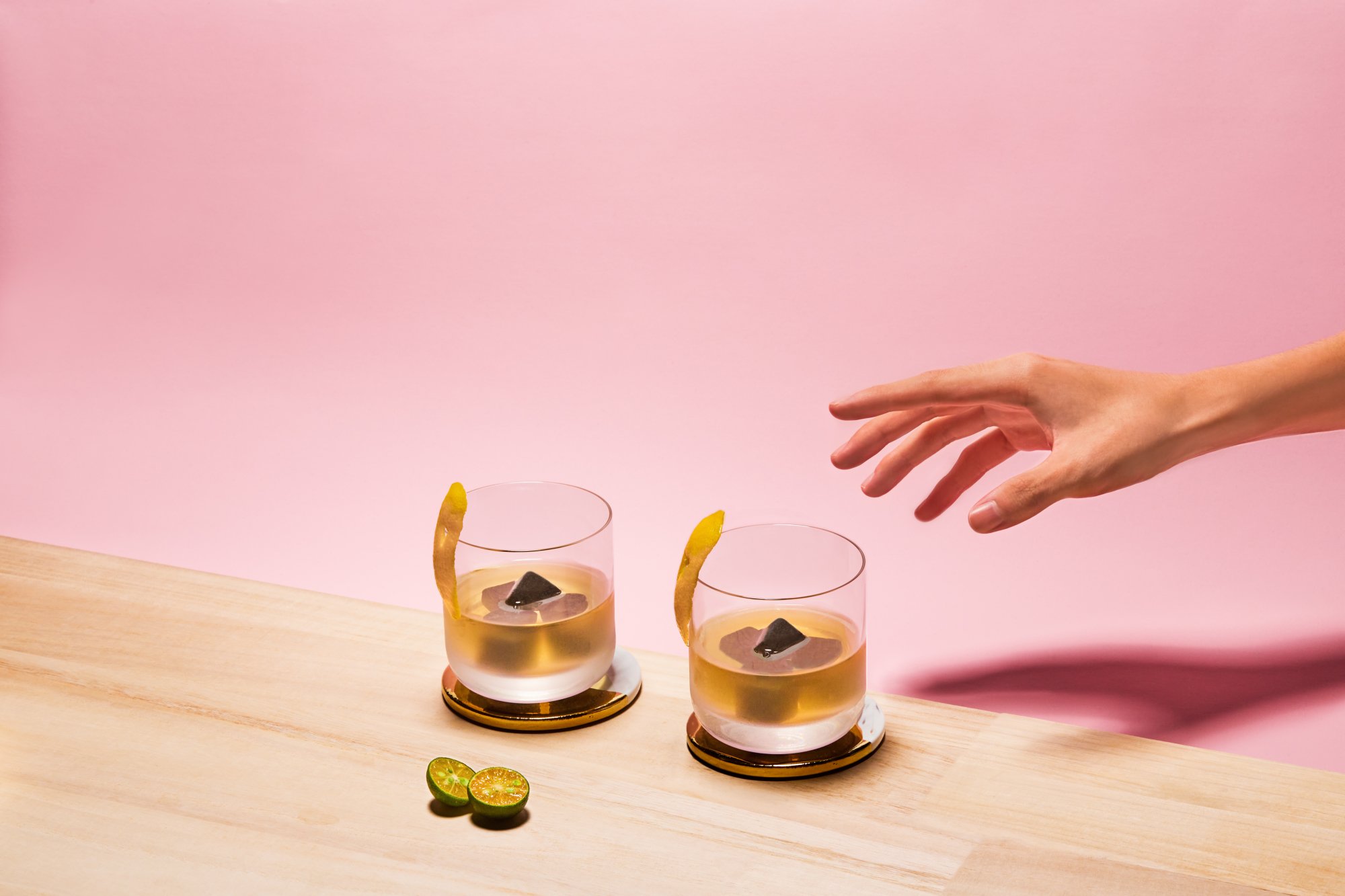 2 glasses of Glenlivet whisky stones kalamansi lime