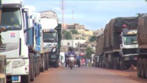 1000-trucks-stranded-in-Mali-roads-protest