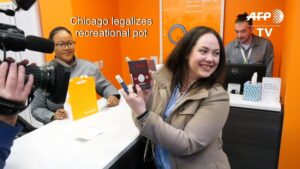 Long-lines-mark-marijuana-legalization-in-Illinois