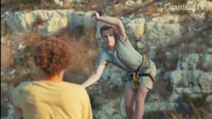 Alex-Mason-walks-slack-line-40-metres-up