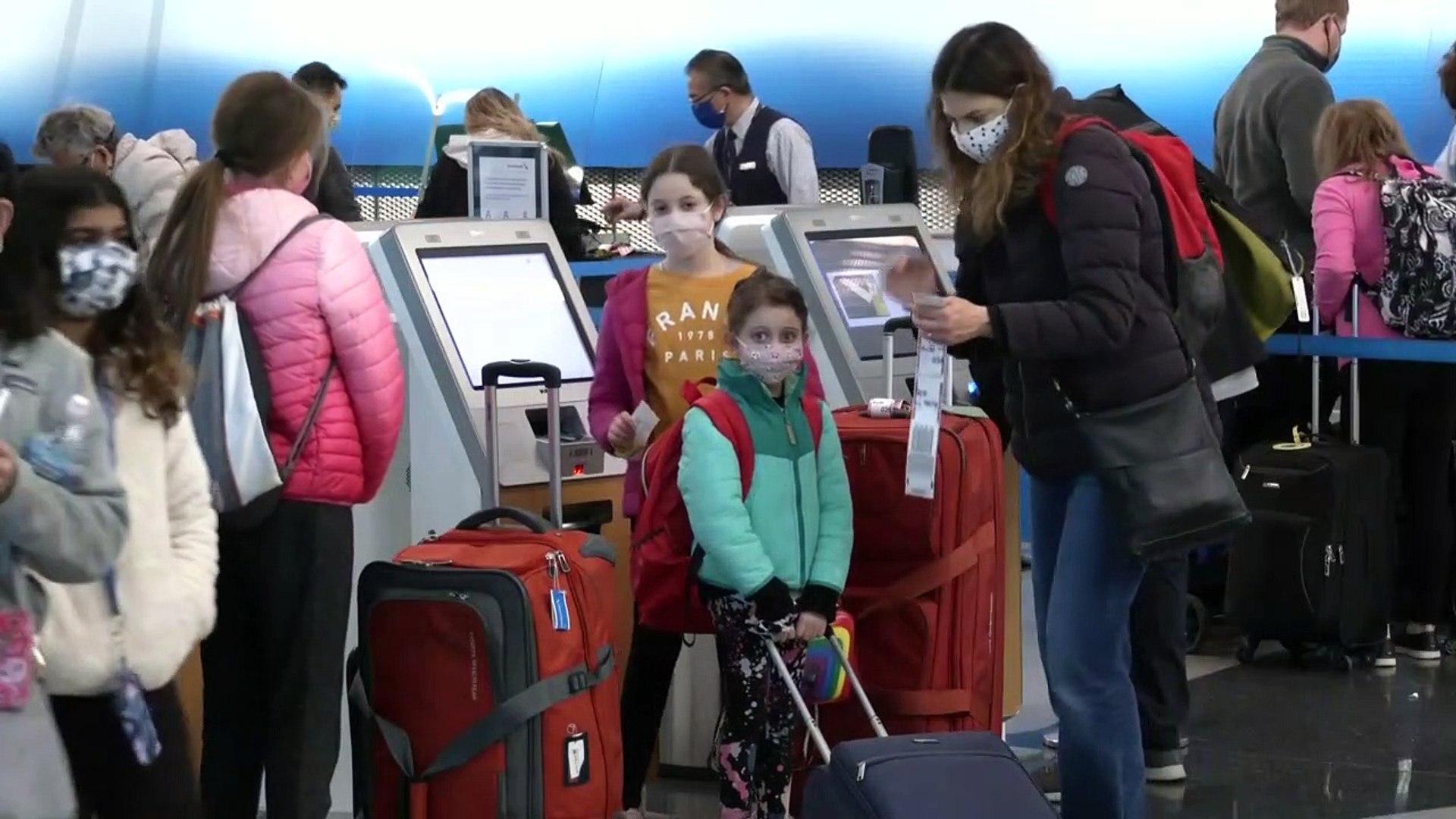 Americans-crowd-Chicago-airport-ahead-of-Christmas-holiday