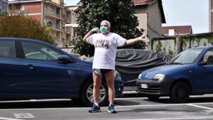 An-80-year-old-man-runs-a-stretching-class-for-neighbours-on-balconies
