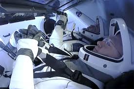 Astronauts-splash-down-aboard-SpaceX-capsule-off-Florida