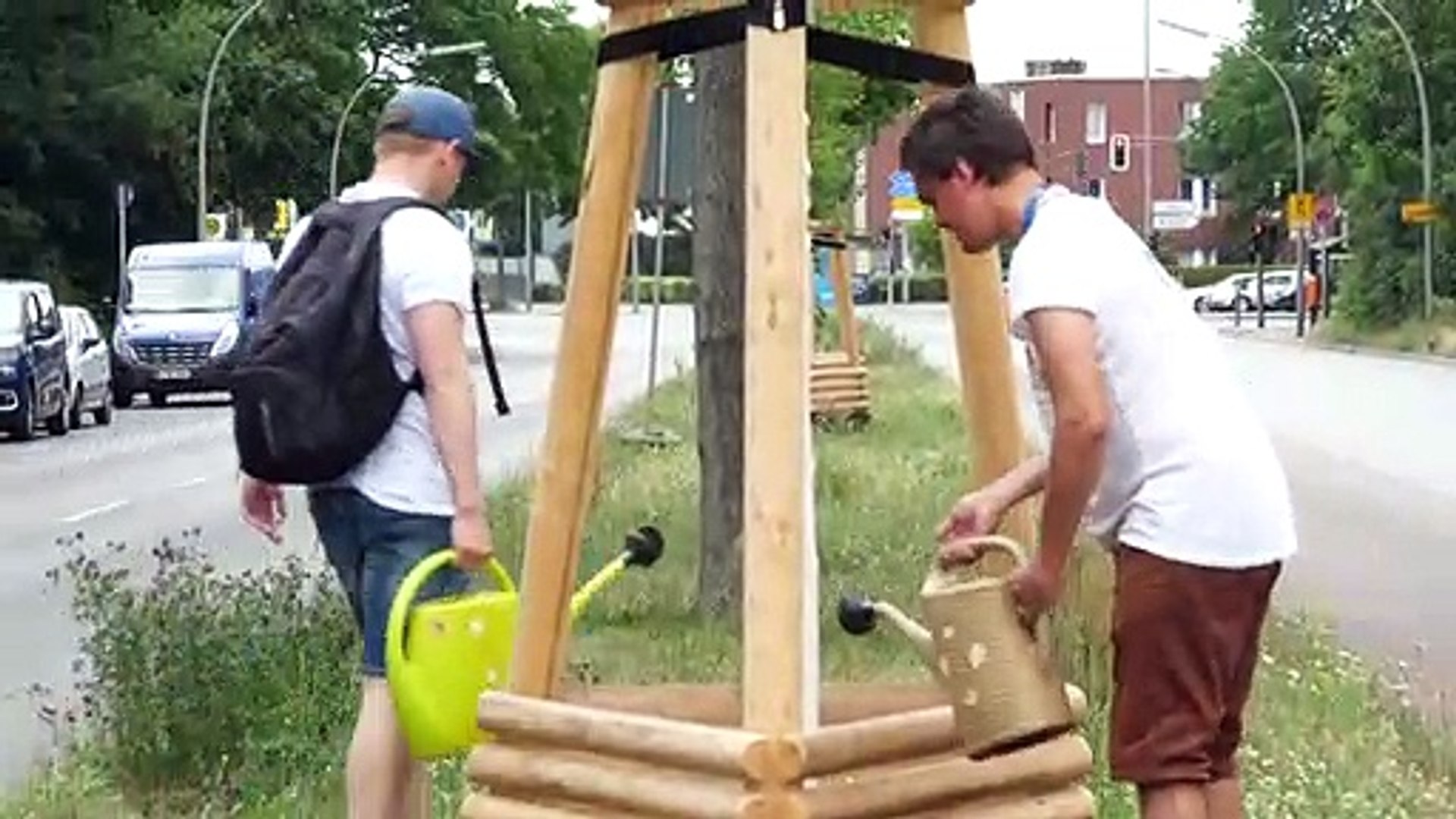 Berliners-come-to-the-rescue-of-their-drought-stricken-trees