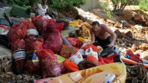 Dakar-divers-fight-to-clear-Senegals-plastic-tide