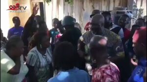 Dino-Melaye-buys-akara-for-people-on-election-day