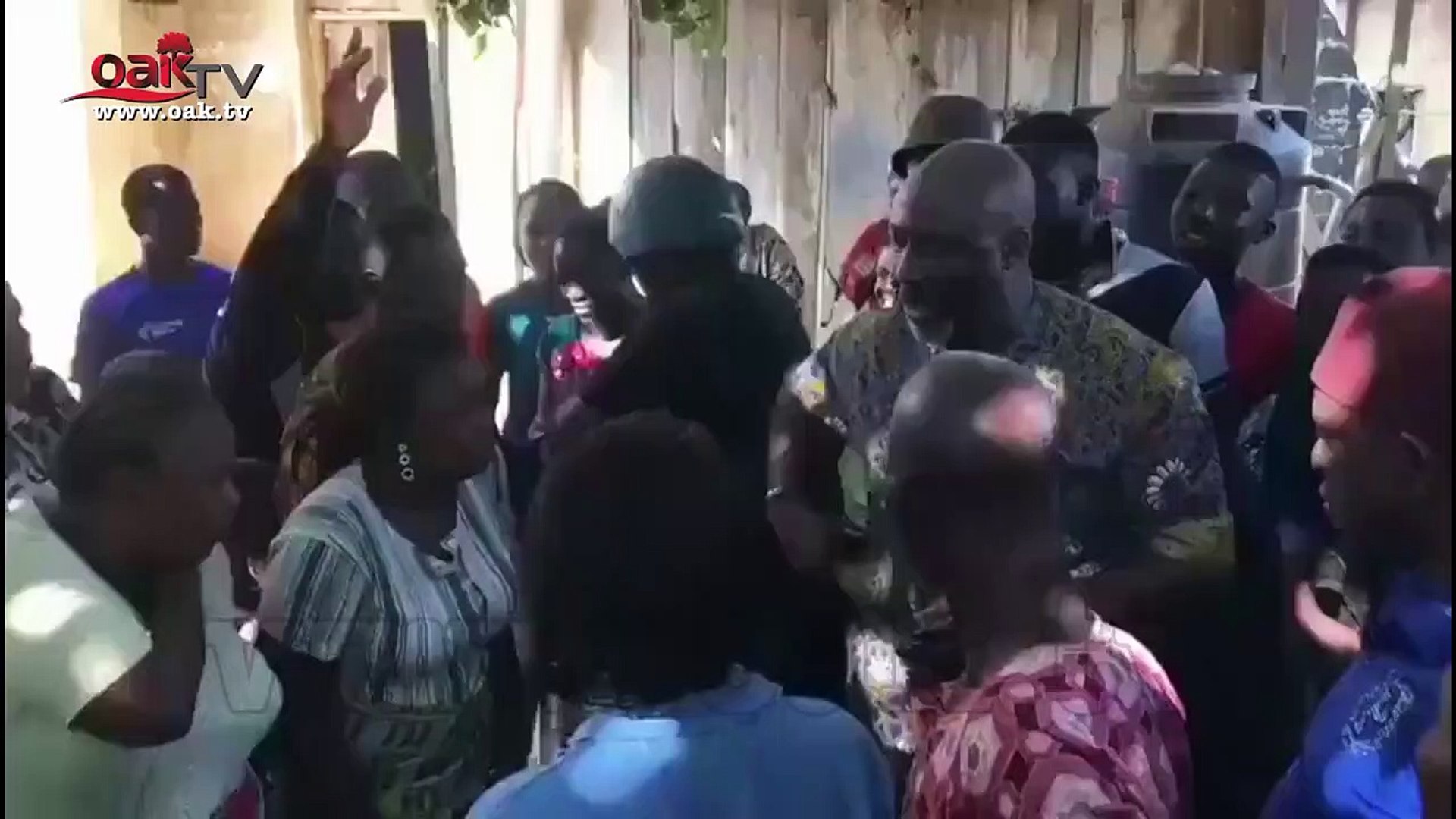 Dino-Melaye-buys-akara-for-people-on-election-day