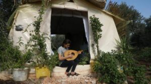 Displaced-Syria-teen-recreates-lost-family-home