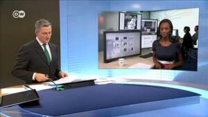 Dutch-far-right-politician-Geert-Wilders-holds-Muhammad-cartoon-contest