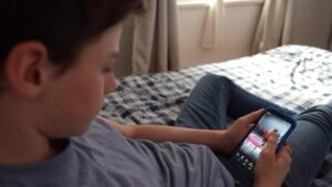 FR NW OOV-ECRAN CANADA RESEAUX SOCIAUX -BAIN Lauren-