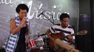 FR NW OOV-ECRAN FOCUS CAP VERT MUSIQUE -BAIN Lauren-