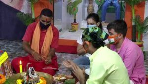 Fans-pray-as-coronavirus-strikes-Bollywood-families